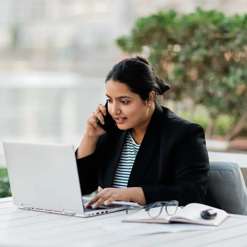 A Nitstone professional assisting a customer by phone